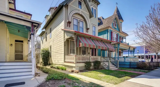 Walk to Beach: Cape May Home w/ Screened Patio!, Забронировать Дом для отпуска Коттеджи Кейп-Мей, Коттедж