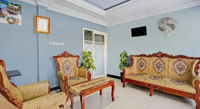 OYO 90370 Habibie Homestay Syariah, Book Hotel Hotels in Sedati with Parking, Parking