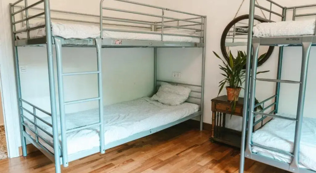 Кровать в общем номере Surf Camp San Sebastian Partyhostel
