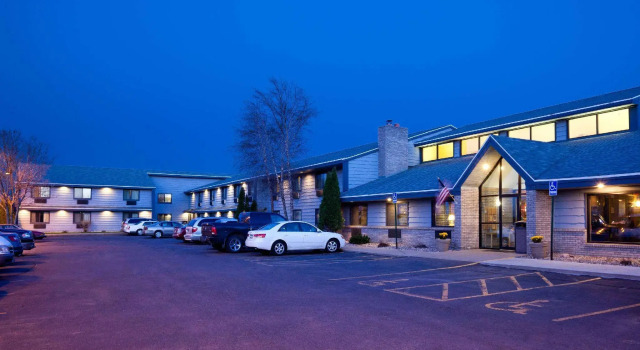 Кровать в общем номере AmericInn by Wyndham Sioux Falls