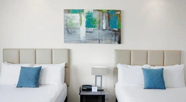 Четырёхместный номер Standard с балконом Rydges Esplanade Resort Cairns