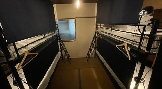 Кровать в общем номере Air Osaka Hostel