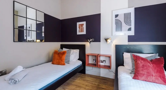 4 Bed Urban Home in Manchester, Rezervasyon Tatil Evi Trafford kır evleri, Küçük Ev