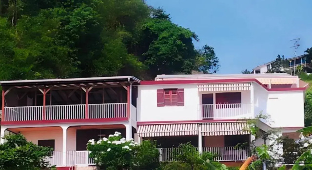 Logement entier au soleil couchant, Rezerwuj Hotel Hotele w Basse-Terre z parkingiem, Parking