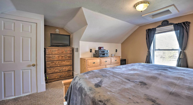 Muskegon Getaway w/ Fire Pit, Patio < 1 Mi to Lake, Rezerwuj Hotel Muskegon Michigan