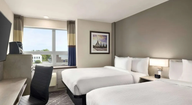 Четырёхместный люкс Microtel Inn & Suites Montreal Airport - Dorval QC