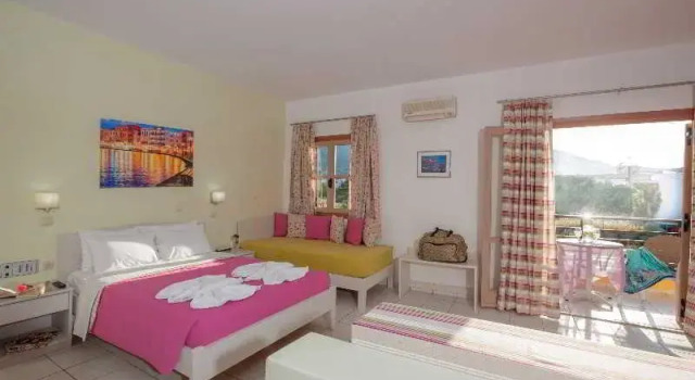 Четырёхместная студия с балконом Latania Apartments