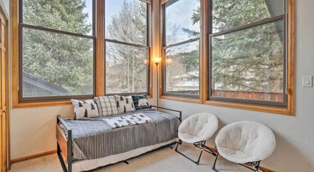 Bright Eagle-Vail Escape w/ Deck + Mtn Views, Забронировать Дом для отпуска Виллы Эйвон, Вилла