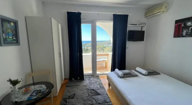 Студия с балконом и с видом на море Apartments Flower