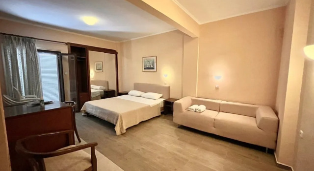 Четырёхместный номер Standard с балконом Saint George Hotel