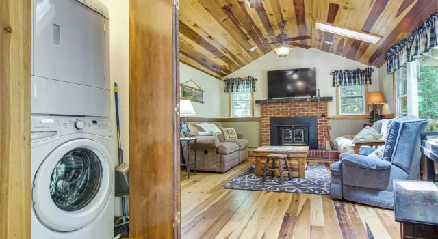 Коттедж 20-acre Cabin w/ Pond: 6 Mi to River Arts District