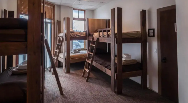 Кровать в общем номере Park City Hostel