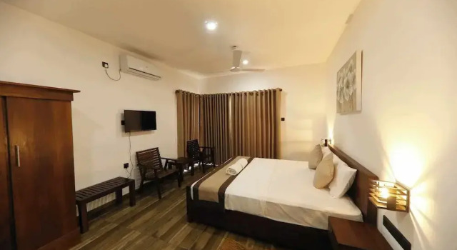 Номер Economy Surendra Seaview