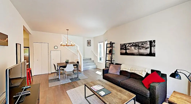 1124 14th Ave Townhome by RedAwning, Забронировать Дом для отпуска Виллы Сиэтла, рядом с Общинный сад Дэнни Ву, Вилла