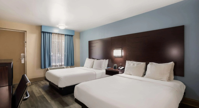 Четырёхместный номер Standard SureStay Hotel by Best Western Bardstown General Nelson