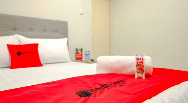 RedDoorz near Pasar Baru 3, Book Hotel Sawah Besar Jakarta