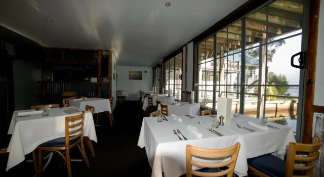Suite 1 Schlafzimmer mit Meerblick Risby Cove Boutique Hotel