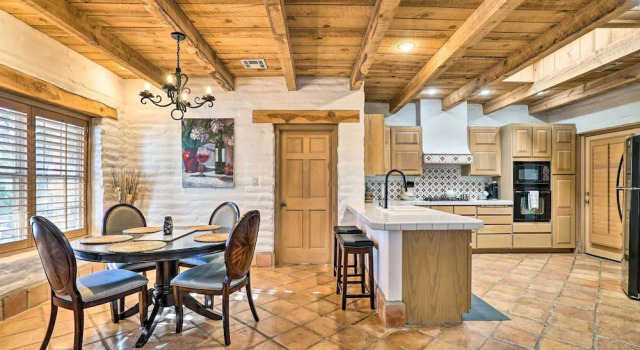 Коттедж Las Cruces Home La Casa Blanca w/ Courtyard