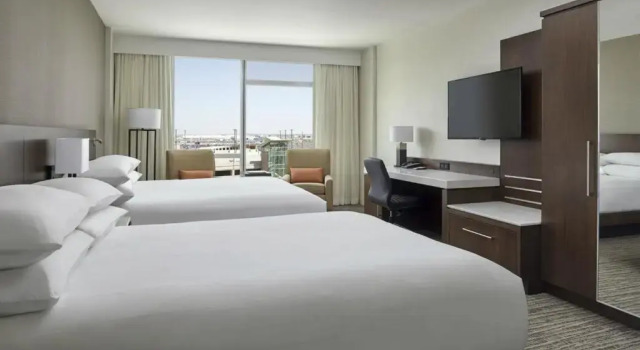 Четырёхместный номер Standard Calgary Airport Marriott In-Terminal Hotel