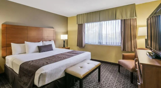 Люкс с балконом Best Western Plus Scottsdale Thunderbird Suites