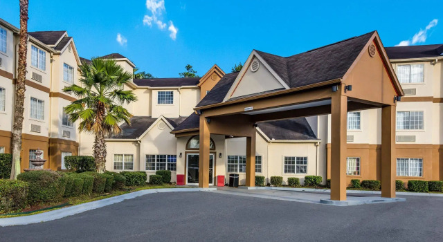 Кровать в общем номере Red Roof Inn PLUS+ & Suites Savannah - I-95