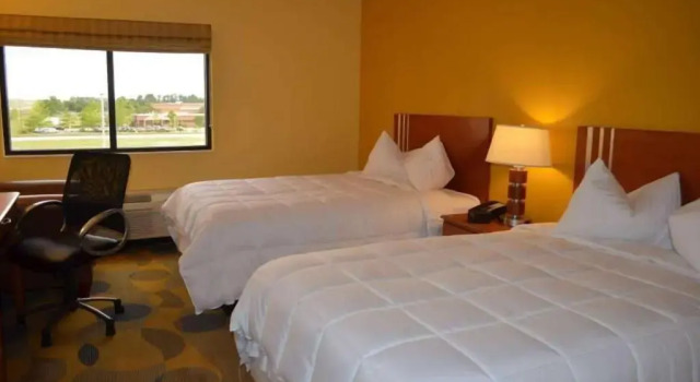 Четырёхместный номер Standard Marble Waters Hotel & Suites, Trademark by Wyndham