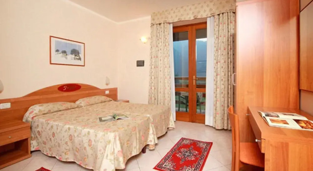 Lake-view Holiday Home in Tremosine for Couples With 2 Pools, Забронировать Отель Отели Тремозине-суль-Гарды 3 звезды, 3*