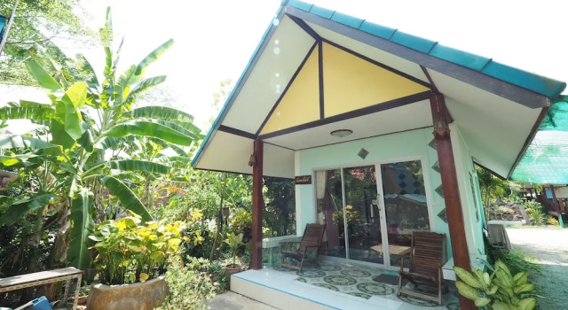 Бунгало с балконом и с видом на реку Baan Suanjarean Resort