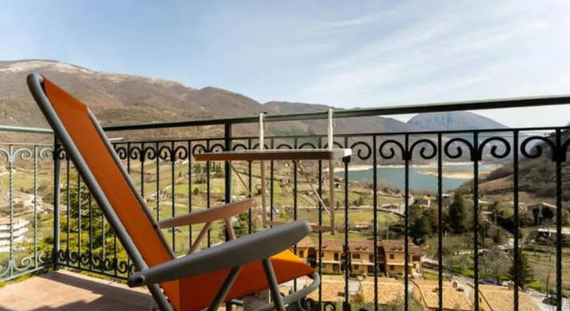 CASA CON TERRAZZI - 6posti 2stanze 2bagni - LAKEHOLIDAY IT, Book Hotel Castel di Tora 