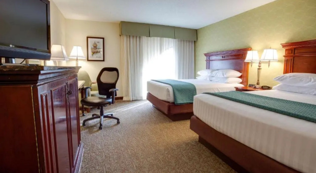 Четырёхместный номер Superior Drury Inn & Suites St. Louis Convention Center