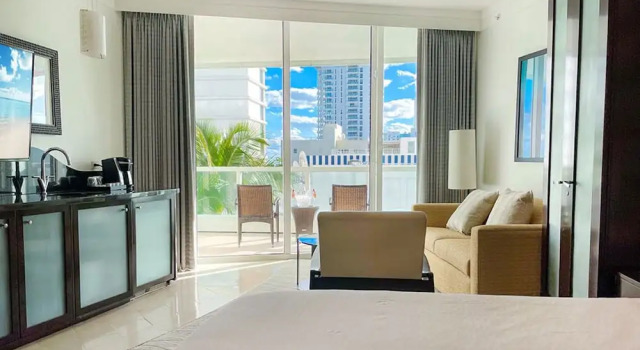 FontaineBleau Balcony 10 min from SoBe