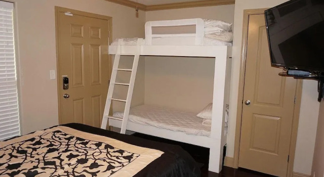 Beach-View Galveston Seawall Condo - 2 Br condo by RedAwning