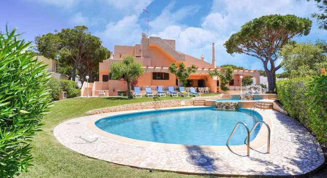 Villa in Vilamoura With Pool Near Beach