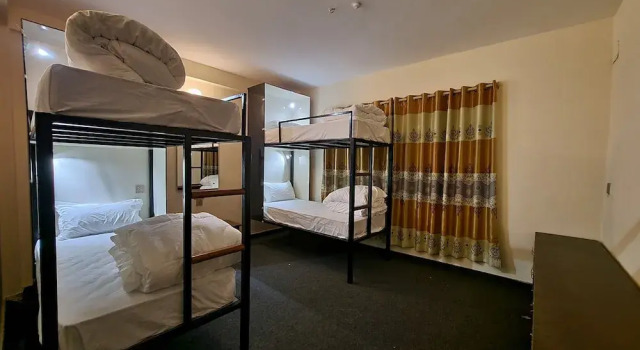 Кровать в общем номере Dharma Backpackers
