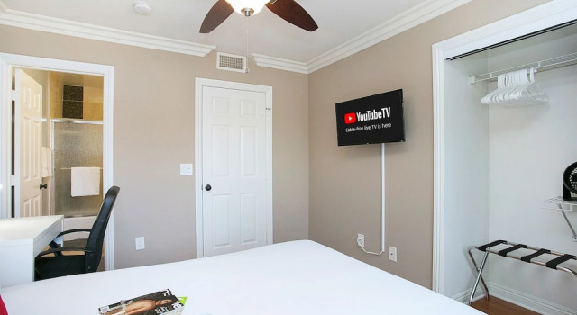 Costa Mesa/Newport - Fast WiFI - Work Stations - Free Parking - Self Check In! (CM-1)