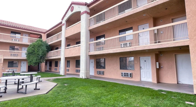 Motel 6 Barstow, Rezerwuj Motel Hotele w Barstow z parkingiem, Parking