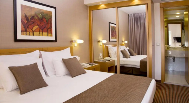 Семейный люкс с видом на бассейн Royal Garden by Isrotel Collection