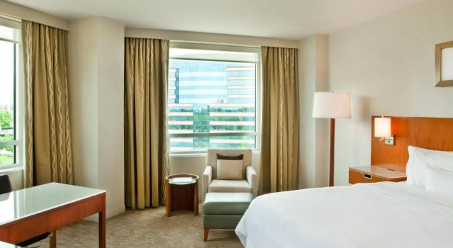 Двухместный люкс с видом на озеро The Westin Washington Dulles Airport