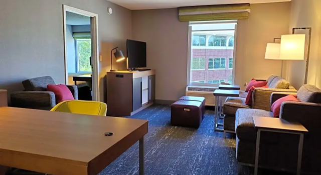 Четырёхместный люкс c 1 комнатой Hampton Inn & Suites Newtown