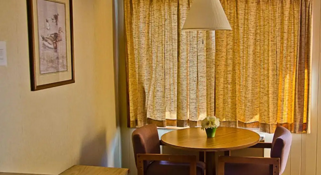 Четырёхместный номер Standard Inn Town Motel