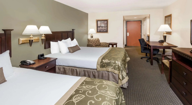 Четырёхместный номер Standard Wingate by Wyndham Peoria - Complimentary Area Shuttle
