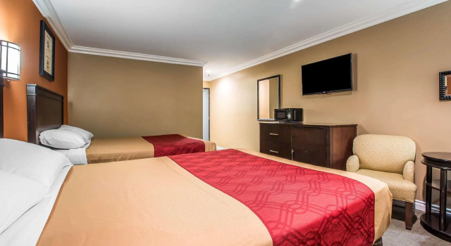 Четырёхместный номер Standard Baymont by Wyndham Ontario
