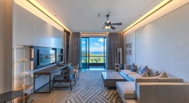 Люкс с балконом и с видом на море Sanya Haishi Pool Design Homestay (West Island Tourist Scenic Area)