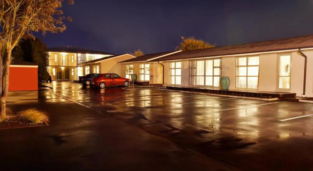 Апартаменты Executive TOWER JUNCTION MOTOR LODGE- Motel with Airport and Railway Station Transport Service
