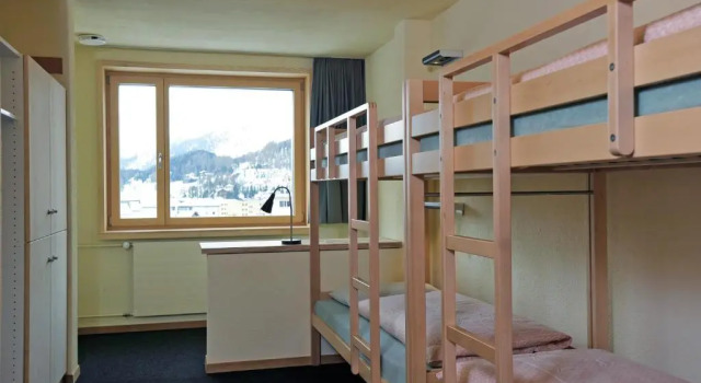 Кровать в общем номере St. Moritz Youth Hostel