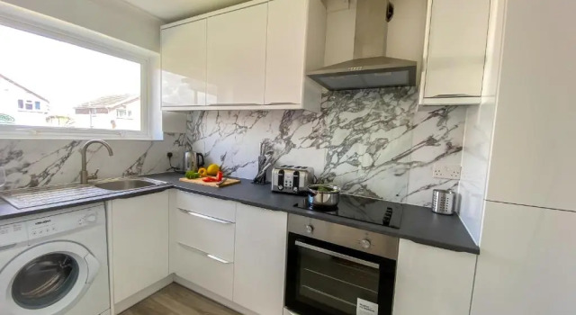 Апартаменты OnSiteStays - Ideal Long Term Retreat, 2-Br House with Conservatory, Parking & Wi-Fi