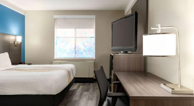 La Quinta Inn & Suites by Wyndham Madison American Center