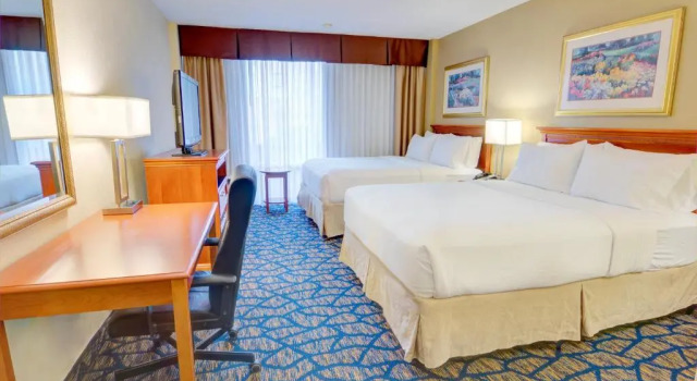 Четырёхместный номер Executive Holiday Inn Gainesville-University Center by IHG