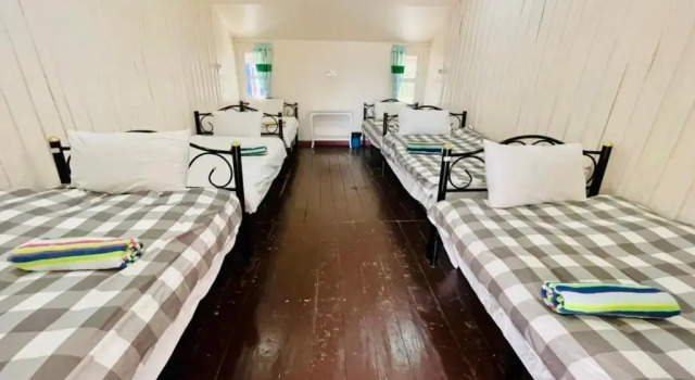 Кровать в общем номере Shin Sane Guesthouse