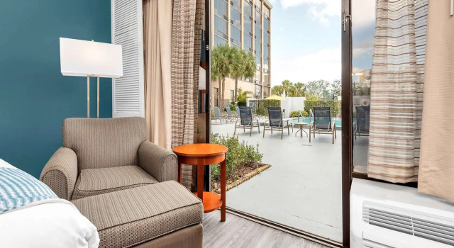 Четырёхместный номер Standard с видом на бассейн Best Western Orlando Gateway Hotel